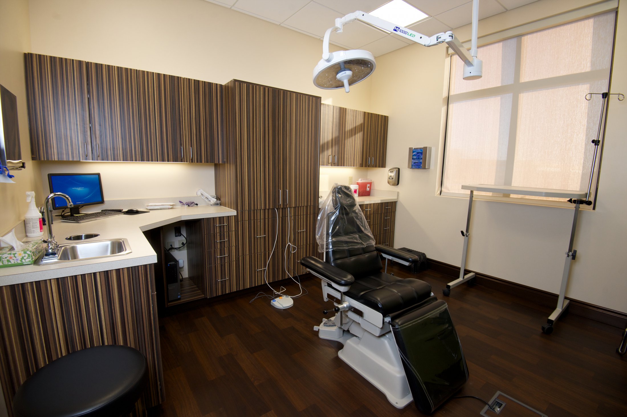 office-tour-plainfield-oral-facial-surgeon-dr-lee-monrovia-in